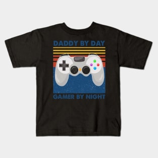 Dad by day gamer by night - Fathers Day Gamer Dad Kids T-Shirt